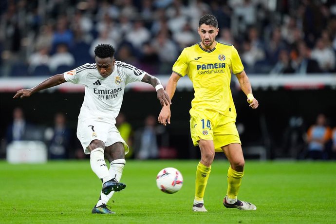 Archivo - Vinicius Junior of Real Madrid shoots for goal during the Spanish League, LaLiga EA Sports, football match played between Real Madrid and Villarreal CF at Santiago Bernabeu stadium on October 5, 2024, in Madrid, Spain.