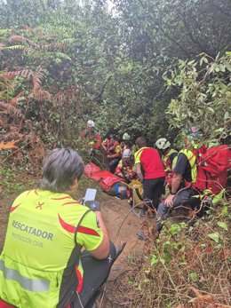 Rescatada una peregrina alemana que se lesionó el tobillo en El Brusco