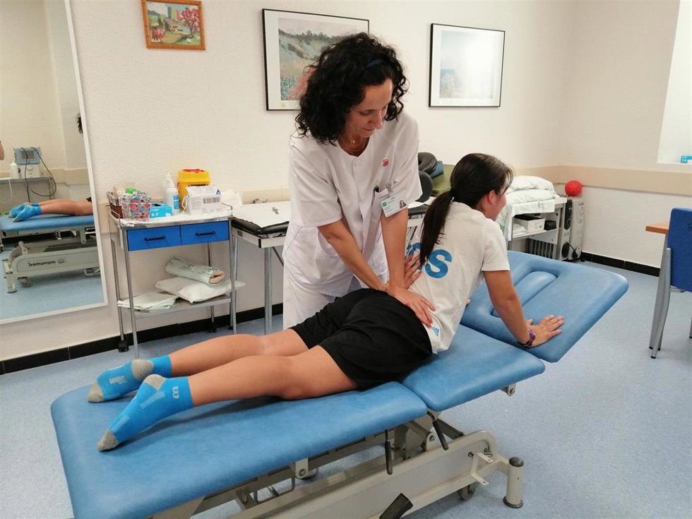Archivo - Imagen de archivo de una fisioterapeuta del Hospital Regional de Málaga mientras realiza un tratamiento de rehabilitación de lumbares. 