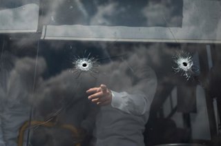 Agujeros de bala en las ventanas del autobús atacado este lunes en Jerusalén