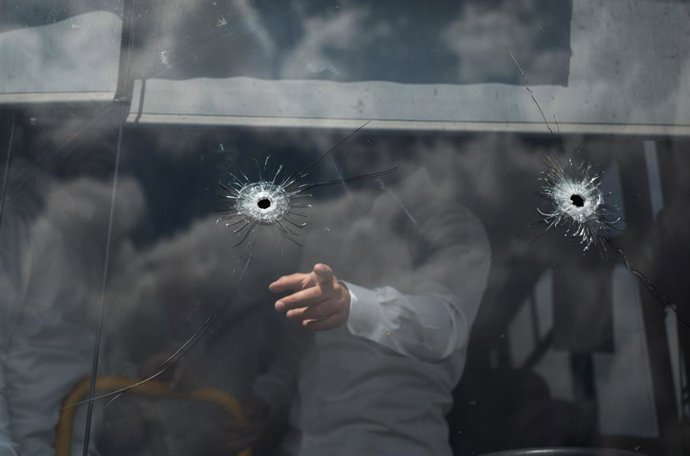 Agujeros de bala en las ventanas del autobús atacado este lunes en Jerusalén