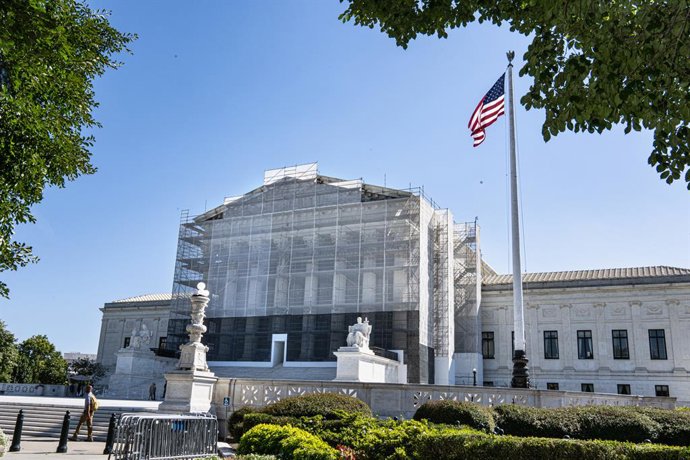 4 de setembro de 2025, Washington D.C., Nova York, EUA: Andaimes cobrem a fachada da Suprema Corte em Washington D.C. enquanto luzes adicionais são instaladas, bem como uma limpeza geral da fachada de mármore.