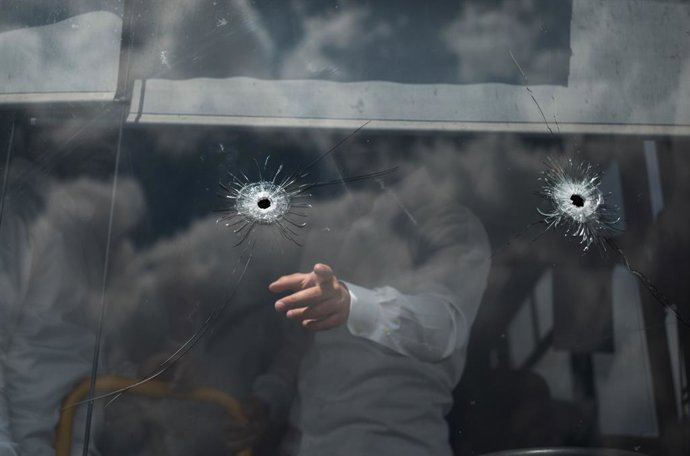08 de setembro de 2025, Israel, Jerusalém: Tiros são vistos no para-brisa de um ônibus no ponto de ônibus onde ocorreu um ataque a tiros em Jerusalém. O serviço médico de emergência israelense informou que quatro vítimas foram declaradas mortas no local, 