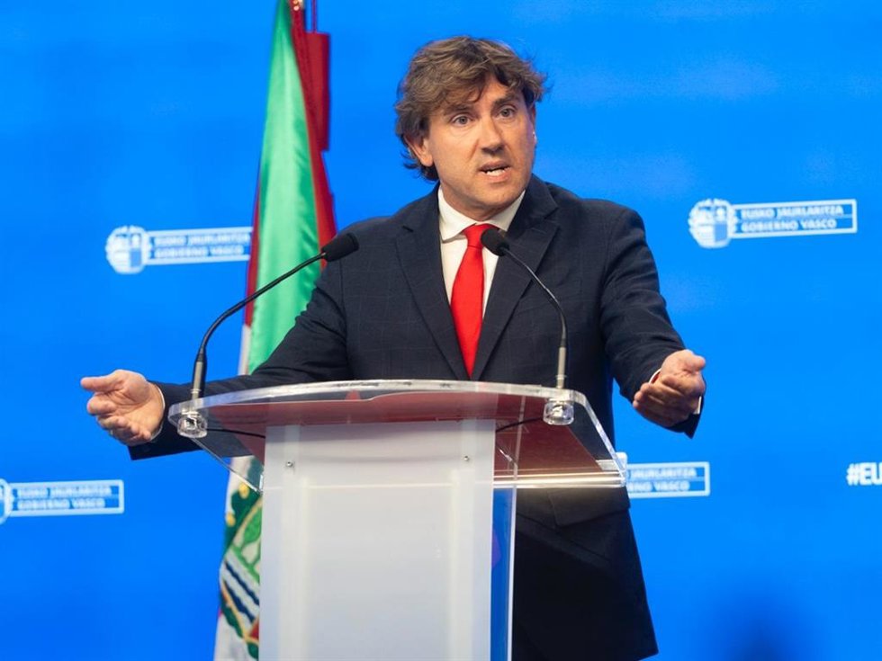 El lider del PSE ha reconocido la necesidad de adoptar medidas para proteger a la sociedad vasca de las consecuencias del "clima de incertidumbre internacional"