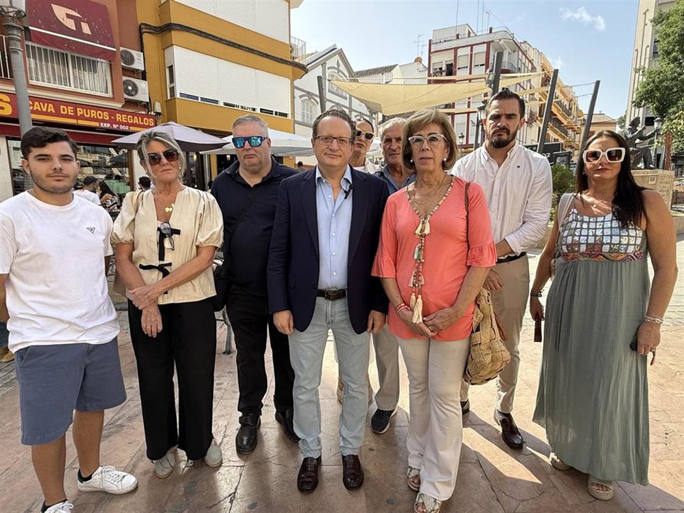 La concejal de Vox en el Ayuntamiento de Puente Genil, Toñi Gallardo, y el diputado nacional de Vox por Córdoba, José Ramírez.