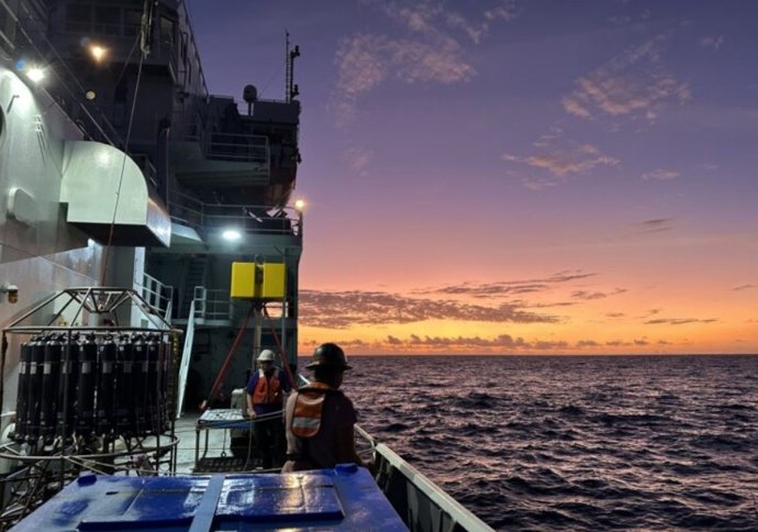 Puesta de sol a bordo del Thomas G. Thompson, un buque de investigación operado por la Universidad de Washington y equipado para viajes oceánicos.