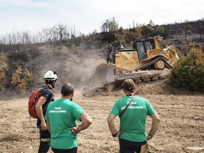 Servicios de emergencias en la zonas calcinadas por el incendio forestal en Urraúl Alto.