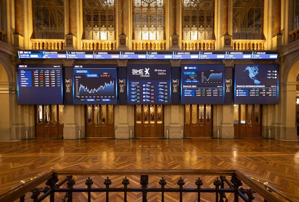 Archivo - Paneles del Ibex, en el Palacio de la Bolsa de Madrid, a 9 de enero de 2024, en Madrid (España). El Ibex 35 registraba al mediodía de este jueves, 9 de enero, un alza de un 0,5%, hasta situarse en los 11.857,1 puntos, en una jornada en la que 