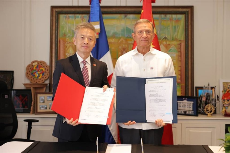 El embajador de China en República Dominicana, Chen Luning, y el ministro de Relaciones Exteriores del país latinoamericano, Roberto Álvarez.
