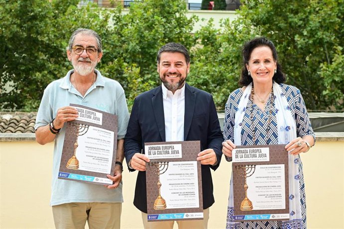 El presidente del CJIB, Ariéh Girondí, el teniente de alcalde y regidor de Cultura, Javier Bonet, y la directora general de Patrimonio e Interpretación de la Ciudad, Pilar Ribal, en la presentación de la Jornada Europea de la Cultura Judía.