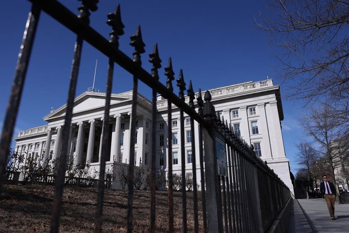 Archivo - Arquivo - 7 de fevereiro de 2025, Washington Dc, Virgínia, EUA: Pessoas passam em frente ao prédio do Tesouro dos EUA em Washington, DC, em 7 de fevereiro de 2025. Os opositores do presidente dos EUA, Donald Trump, dizem que ele permitiu que Elo