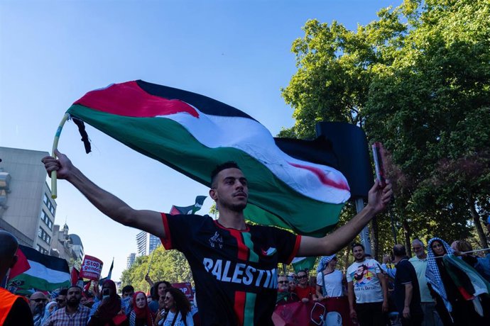Un manifestante con la bandera de Palestina, el 7 de septiembre de 2025. 
