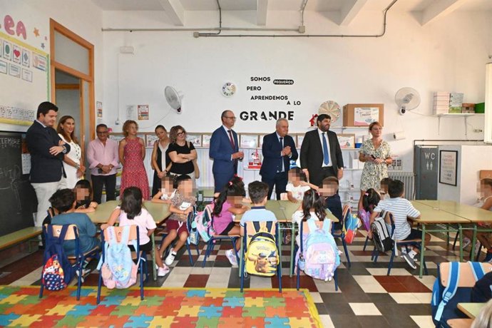 El presidente de la Comunidad, Fernando López Miras, visita el CEIP Santa Eulalia de Totana
