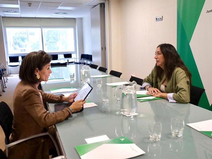 Imagen del encuentro celebrado este lunes en Madrid entre los gobiernos vasco y andaluz, representados por las consejeras Nerea Melgosa y Loles López, respectivamente.