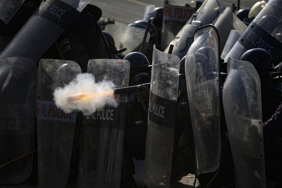 Archivo - Imagen de archivo de la Policía de Nepal lanzando bombas lacrimógenas contra manifestantes en Katmandú