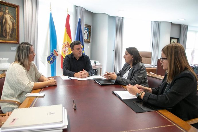 El presidente de la Diputación de A Coruña, Valentín González Formoso, se reúne con representantes de la la Asociación Nacional de Mujeres de Pesca