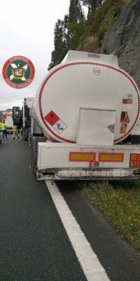 Un camión cisterna de gasolina se sale de la vía en la A-8 en Castro y choca con dos vehículos