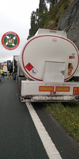 Un camión cisterna de gasolina se sale de la vía en la A-8 en Castro y choca con dos vehículos