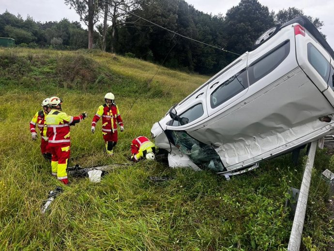 Una mujer herida tras impactar una furgoneta contra un poste eléctrico y volcar en Obregón