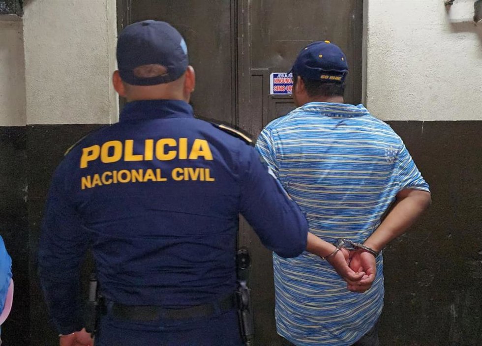 Un agente de la Policía de Guatemala durante un arresto