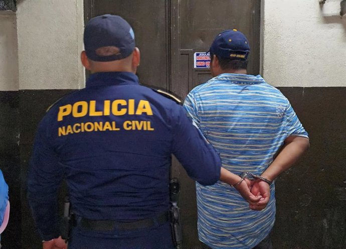Un agente de la Policía de Guatemala durante un arresto