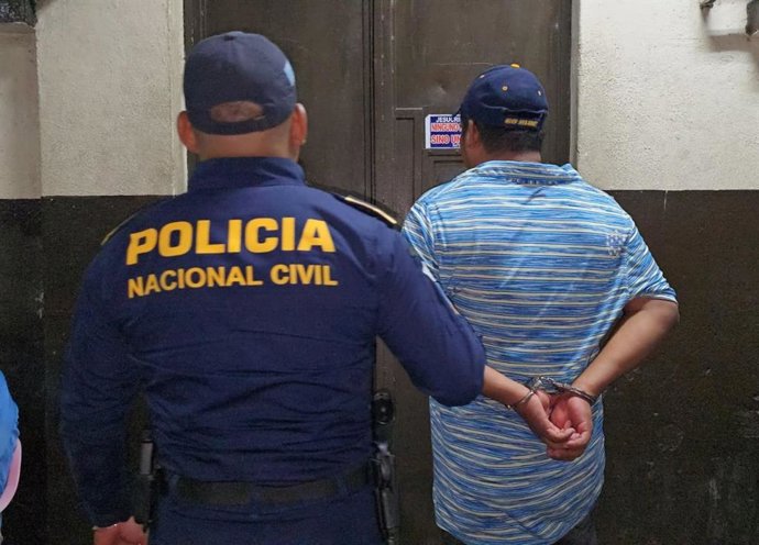 Um policial guatemalteco durante uma prisão.
