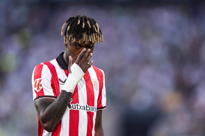 Nico Williams of Athletic Club looks on during the Spanish league, LaLiga EA Sports, football match played between Real Betis and Athletic Club at La Cartuja stadium on August 31, 2025, in Sevilla, Spain.