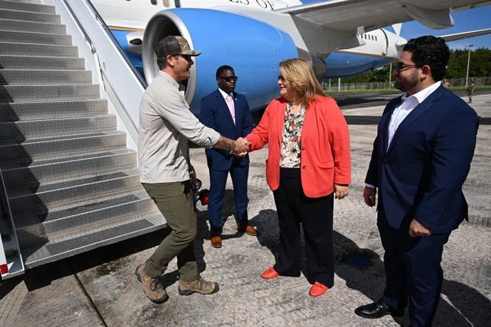 A governadora de Porto Rico, Jenniffer Gonzalez, recebe o chefe do Pentágono, Pete Hegseth
