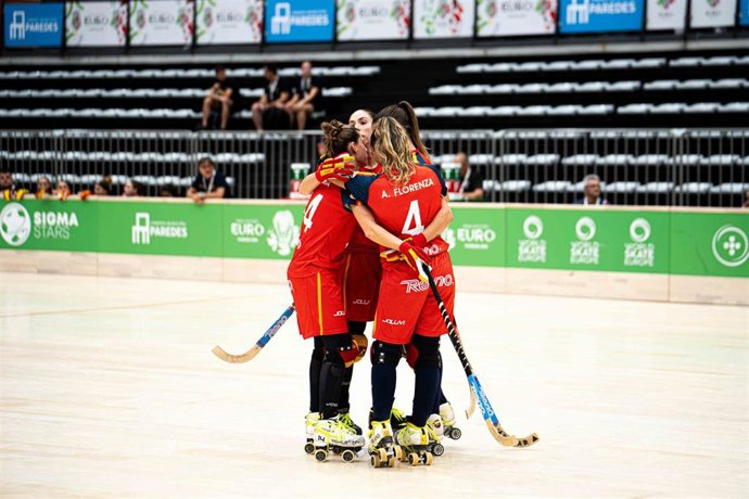 Las jugadoras de la selección celebran uno de sus goles en el partido ante Francia del Europeo de Hockey Patines 2025