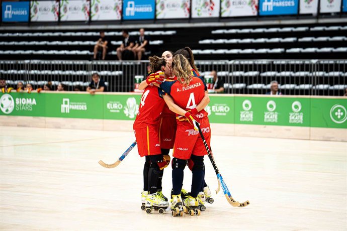 Os jogadores da seleção nacional comemoram um de seus gols na partida contra a França no Campeonato Europeu de Hóquei sobre Patins 2025.