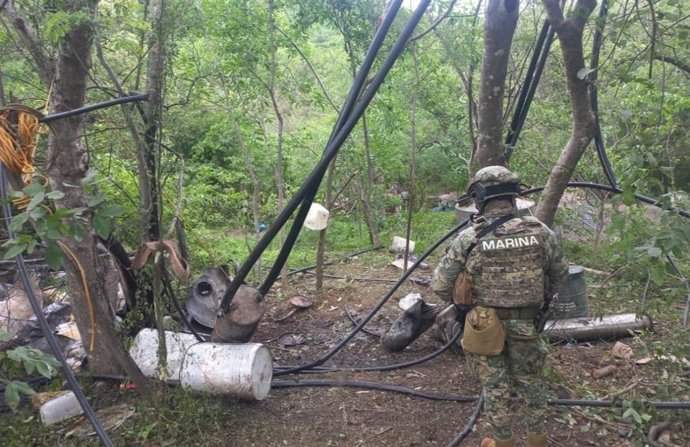 Um militar durante o desmantelamento de um laboratório de metanfetamina em Carricitos, Durango, norte do México.