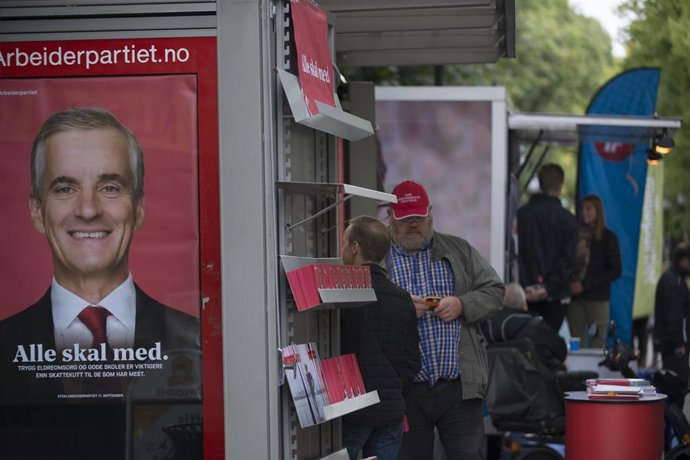 Archivo - Cartel electoral del candidato del Partido Laborista noruego, Jonas Gahr Store