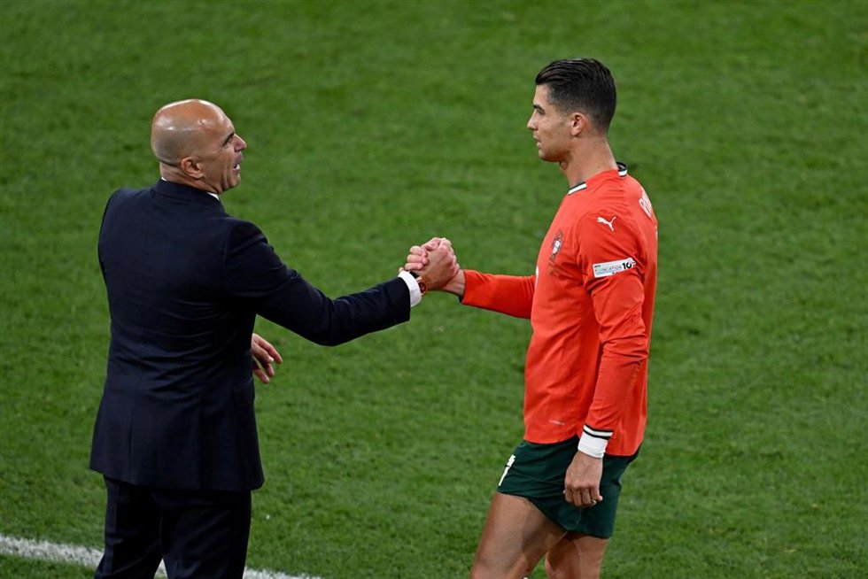 Archivo - Roberto Martínez saluda a Cristiano Ronaldo tras sustituirle en un partido de la selección portuguesa