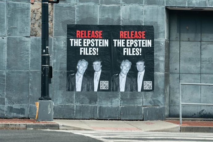 Cartel con imágenes de Donald Trump y Jeffrey Epstein pidiendo la publicación de los archivos del caso de tráfico sexual de menores