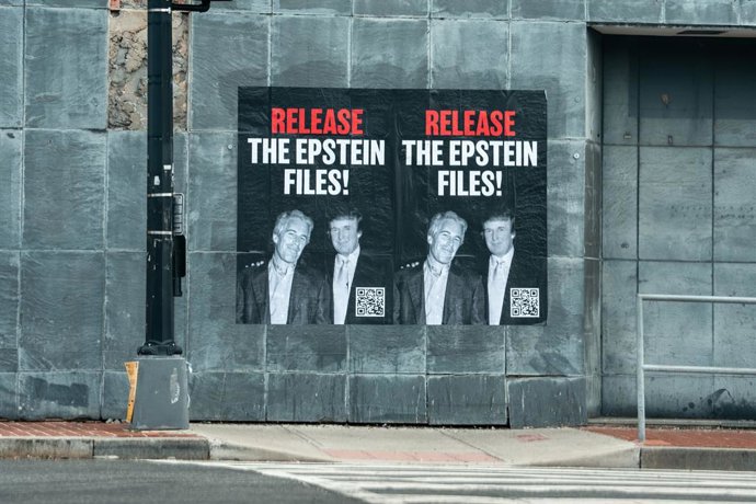 31 de julho de 2025, Washington, Dc, Estados Unidos: Um pôster de protesto de Epstein/Trump no bairro de Shaw em 2 de setembro de 2025 em Washington, DC. O governo Trump enviou policiais federais e soldados da Guarda Nacional em 11 de agosto de 2025 para 