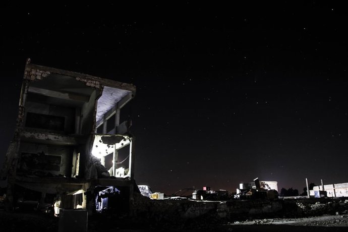 Archivo - Arquivo - 23 de julho de 2020: A imagem, tirada com tecnologia de longa exposição, mostra a construção de uma escola destruída após um bombardeio anterior na cidade de Binnish, a leste da governadoria de Idlib, e a imagem também mostra o culpado