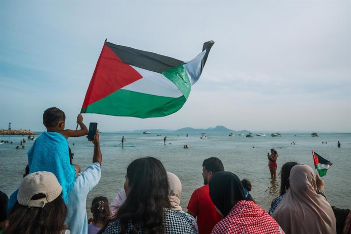 7 de setembro de 2025, Túnis, Túnis, Tunísia: Participantes chegam ao porto de Sidi Bou Said em apoio à Global Sumud Flotilla em 07 de setembro de 2025, uma frota internacional de ajuda civil que inclui ativistas, artistas, políticos, médicos e jornalista