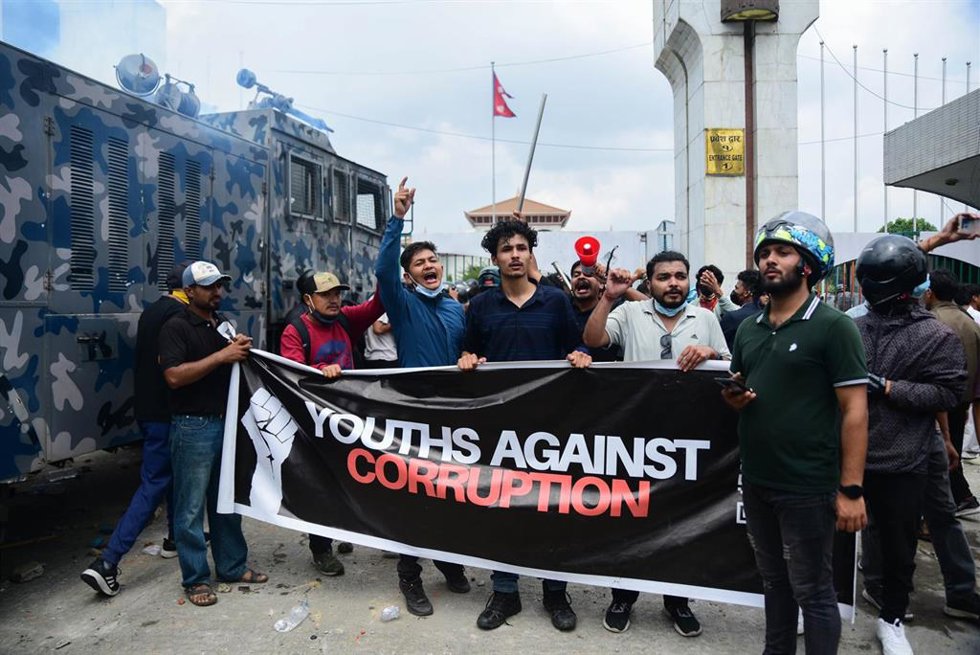 Jóvenes manifestantes se concentran frente al Parlamento de Nepal en su capital, Katmandú, protestando contra la suspensión del acceso a redes sociales y contra la corrupción