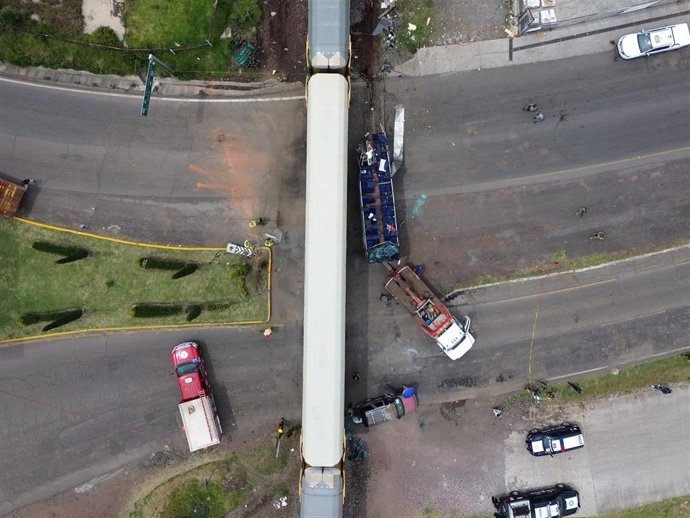 Imagen aérea del lugar del accidente en el que un autobús de pasajeros de dos pisos fue arrollado por un tren de mercancías, en el municipio de Atlacomulco, en el estado de México, México