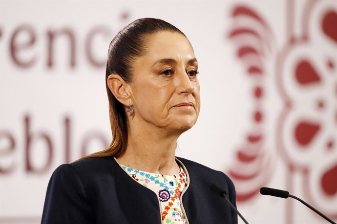 A presidente do México, Claudia Sheinbaum Pardo, fala durante uma coletiva de imprensa sobre a implementação de programas sociais para vários setores da sociedade no Palácio Nacional, em 8 de setembro de 2025, na Cidade do México, México.