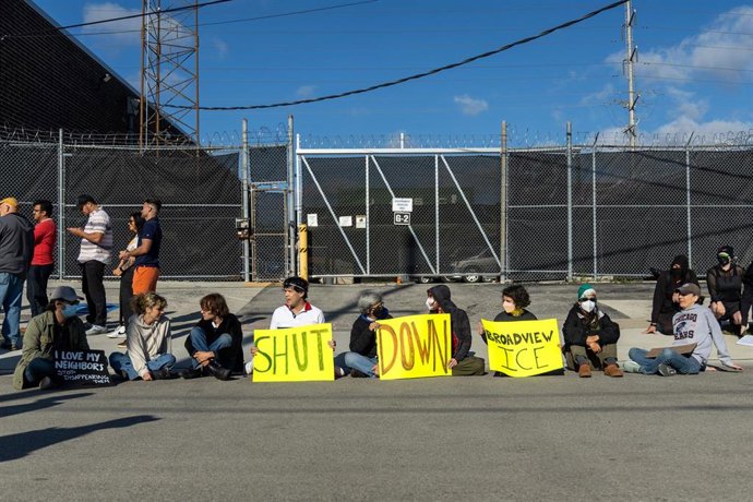 Manifestantes y activistas se sientan frente a una entrada para evitar que los vehículos ingresen a las instalaciones de Inmigración y Control de Aduanas en Broadview, estado de Illinois, Estados Unidos.
