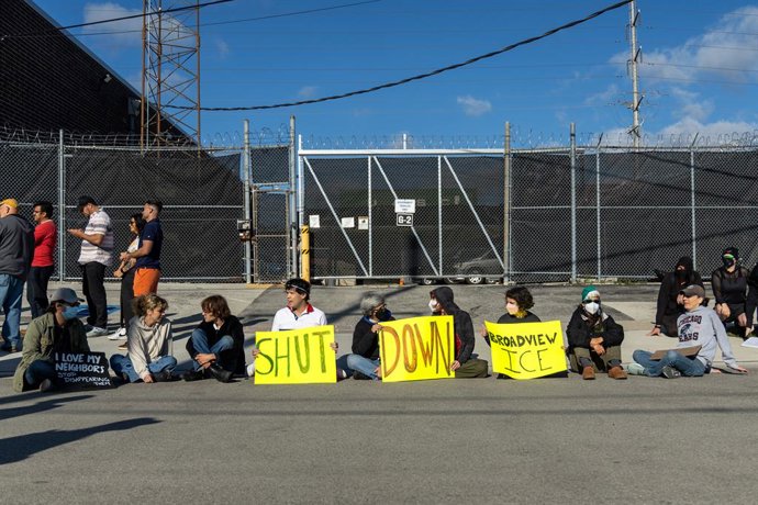 5 de setembro de 2025, Broadview, Illinois, EUA: Manifestantes e ativistas sentam-se em frente a um portão para impedir a entrada de veículos nas instalações da Immigration and Customs Enforcement em Broadview.
