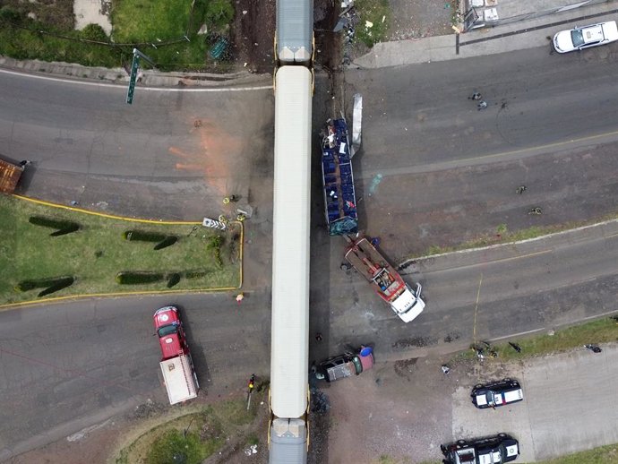 Imatge aèria del lloc de l'accident en el qual un autobús de passatgers de dos pisos va ser atropellat per un tren de mercaderies, al municipi d'Atlacomulco, a l'estat de Mèxic, Mèxic