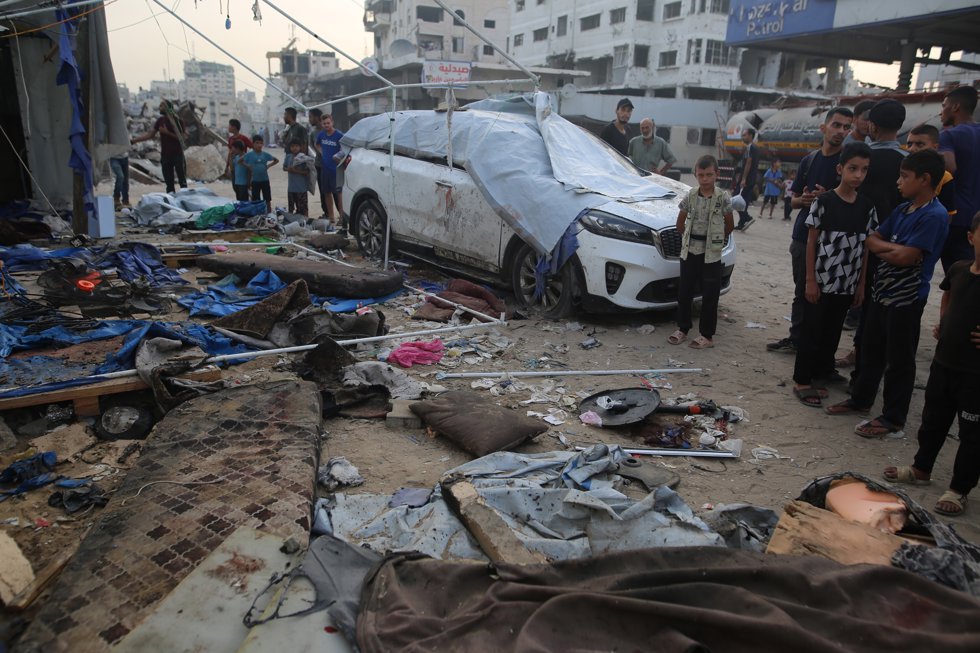 Palestinos inspeccionan un ataque de Israel a periodistas cerca del hospital de Al- Shifa, en la ciudad de Gaza.