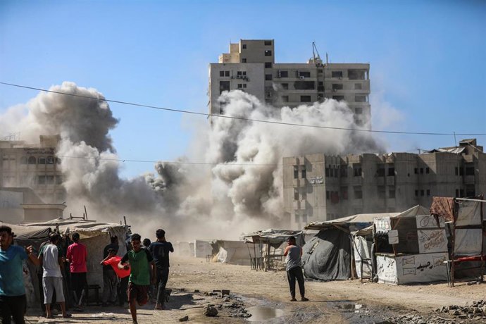 Columnas de humo tras el bombardeo de torres residenciales en ciudad de Gaza por el Ejército de Israel