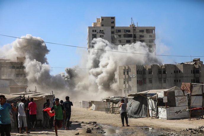 8 de setembro de 2025, Cidade de Gaza, Faixa de Gaza, Território Palestino: Fumaça e chamas surgem quando um prédio residencial desaba após um ataque aéreo israelense, na Cidade de Gaza, em 8 de setembro de 2025