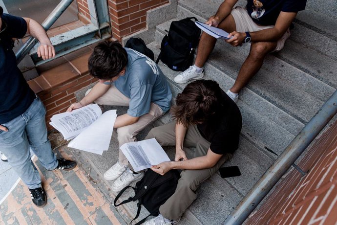 Archivo - Alumnos repasan apuntes antes de realizar el primer examen de la PAU 2025, en la Facultad de Químicas, durante la primera jornada de selectividad en Madrid, a 3 de junio de 2025, en Madrid (España). Unos 40.000 estudiantes madrileños se presenta