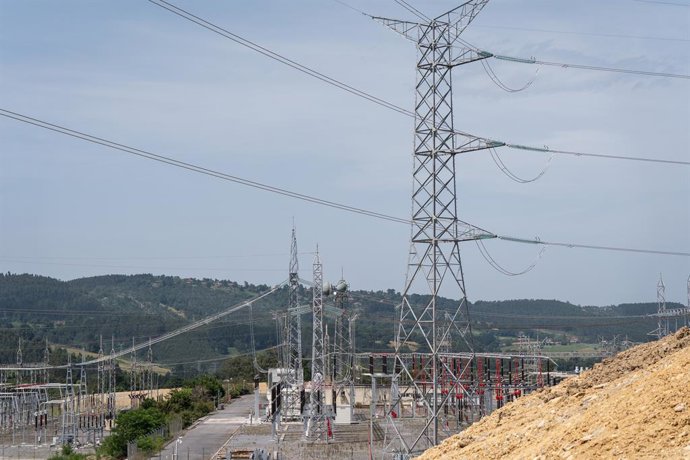 Archivo - Subestación eléctrica situada junto a los terrenos que albergan las obras de la estación conversora prevista dentro del proyecto de interconexión eléctrica de Red Eléctrica, a 25 de junio de 2025, en Gatika, Vizcaya, País Vasco (España). Red Elé