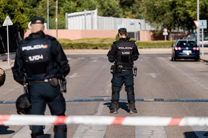 Archivo - La Policía Nacional acordona el  Centro de Acogida de Emergencia y Derivación de Inmigrantes (CAED) ante la posible concentración para pedir su cierre, a 19 de julio de 2025, en Alcalá de Henares, Madrid (España). La concentración se produce a r
