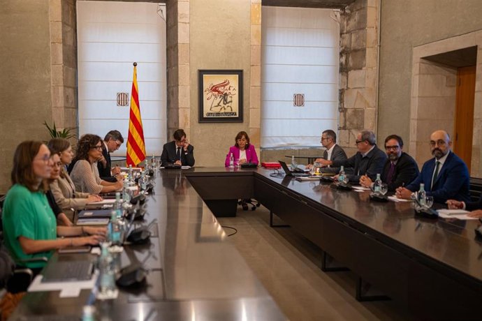 El presidente de la Generalitat, Salvador Illa, y la consellera de Territorio, Sílvia Paneque, en una reunión con el presidente de Renfe, Álvaro Fernández, y el presidente de Adif, Luis Pedro Marco de la Peña
